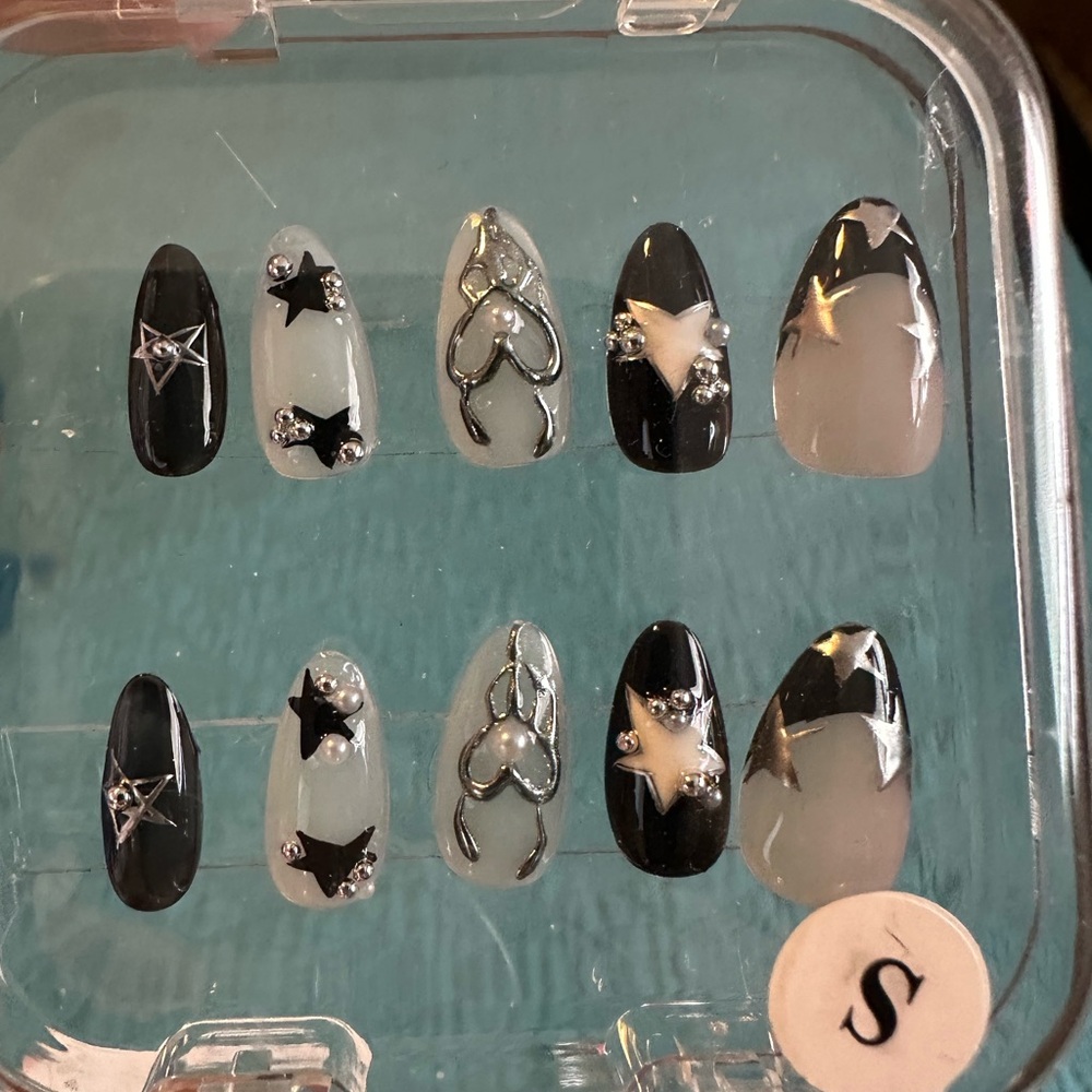 Press and Slay by Ivy custom press on nails kit.